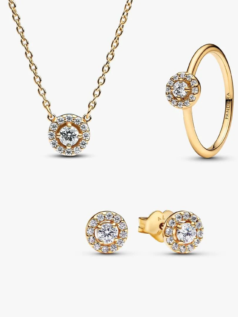 Conjunto de collar, anillo y pendientes sobre fondo blanco, vista frontal con disposición equilibrada.