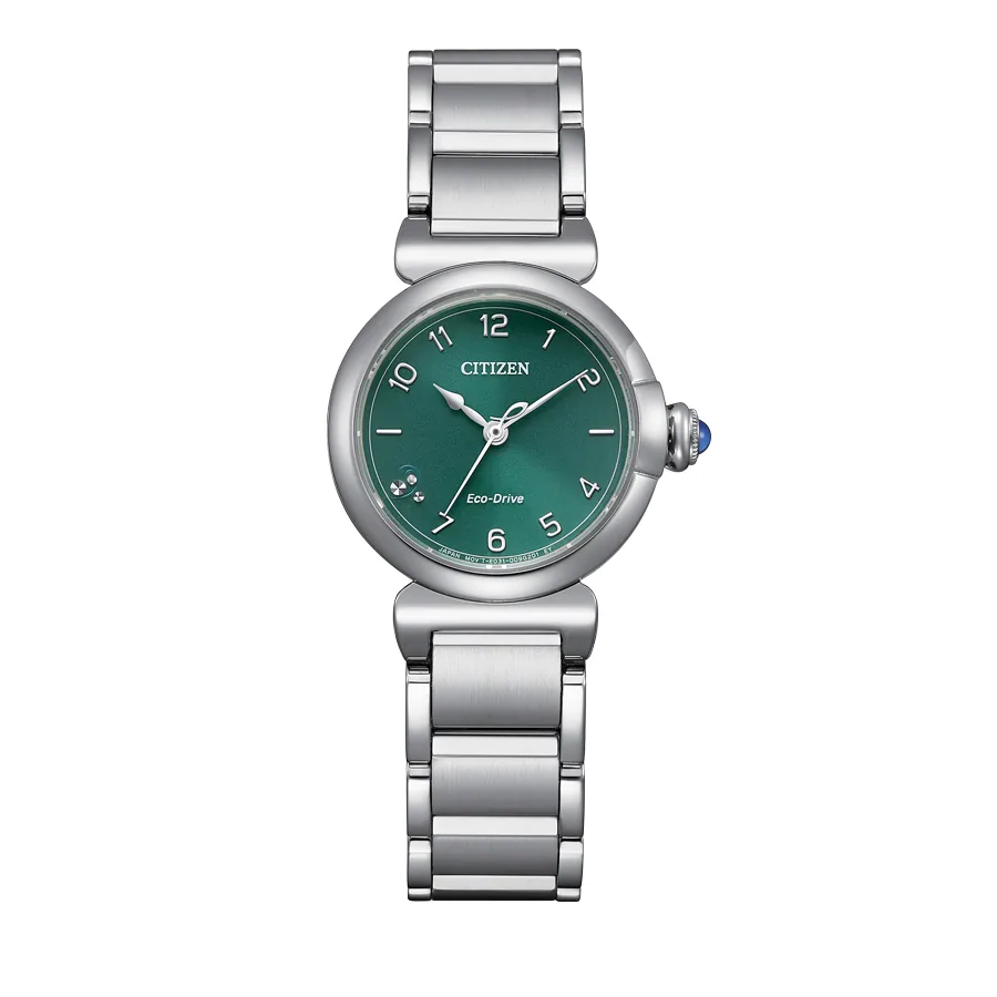 Vista frontal completa del reloj con esfera verde y brazalete de acero inoxidable sobre fondo blanco.