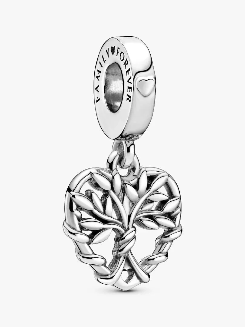 Charm de plata con diseño de árbol en forma de corazón, vista frontal sobre fondo blanco.