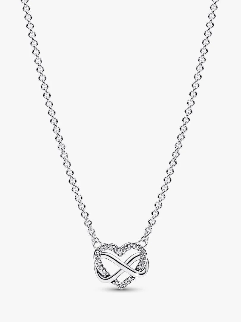 Collier en argent avec pendentif cœur et infini, vue de face sur fond blanc.