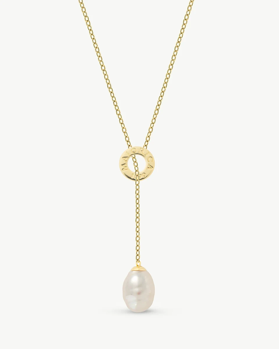 Collier avec perle baroque blanche et chaîne en or, vue frontale complète sur fond blanc.