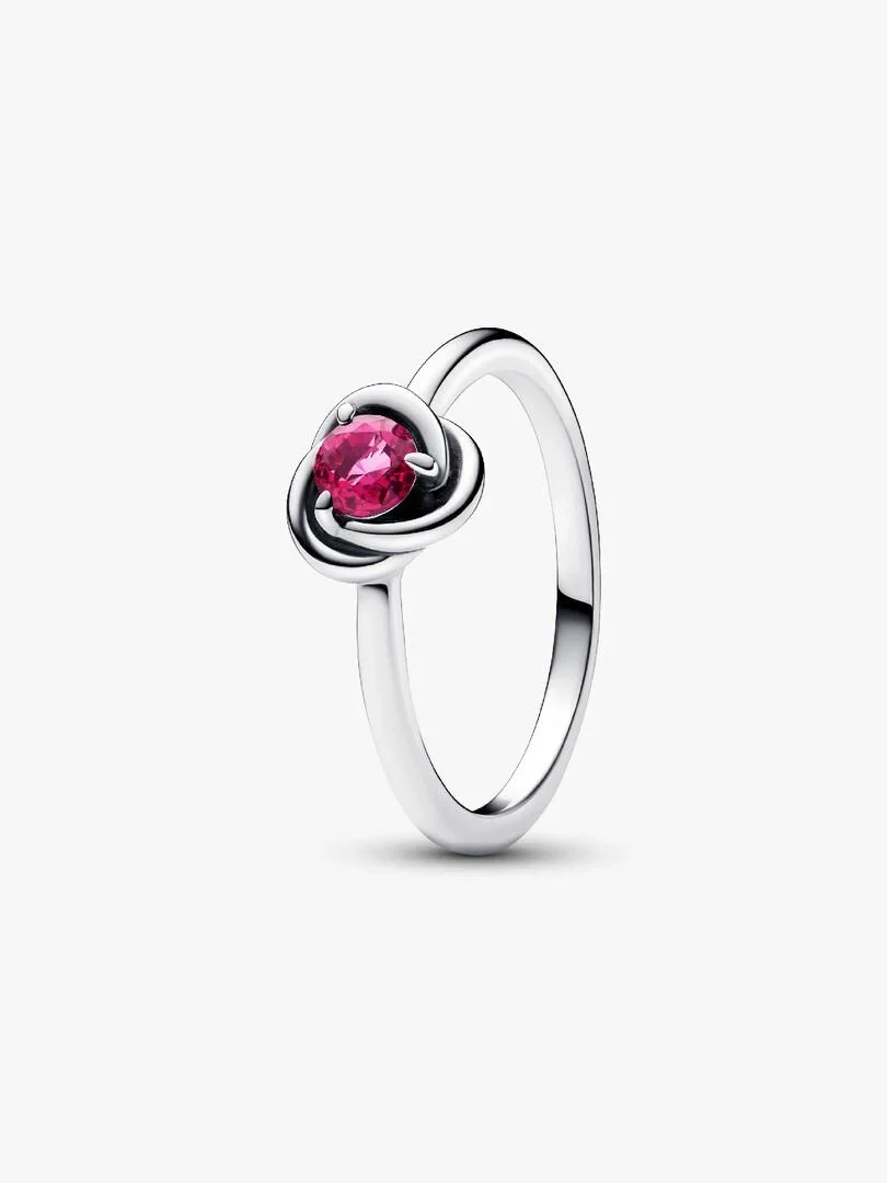 Zilveren ring met roze kristal gezien vanuit een zijaanzicht op een witte achtergrond.