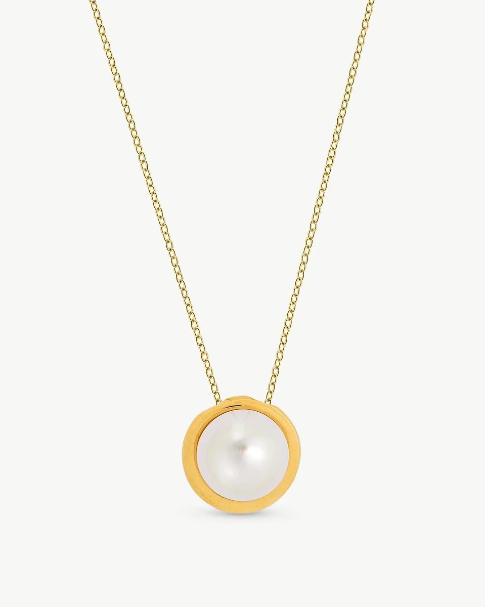 Collier avec pendentif perle blanche sur monture dorée, vue de face sur fond blanc.