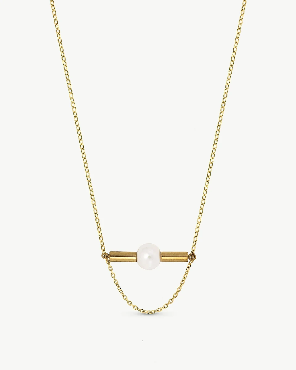 Collar de cadena dorada con perla central, vista frontal sobre fondo blanco puro.