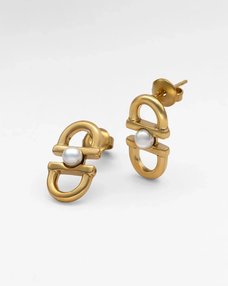 Paar goldene Gliederschmuck-Ohrringe mit zentraler Perle, schräge Frontansicht auf weißem Hintergrund.