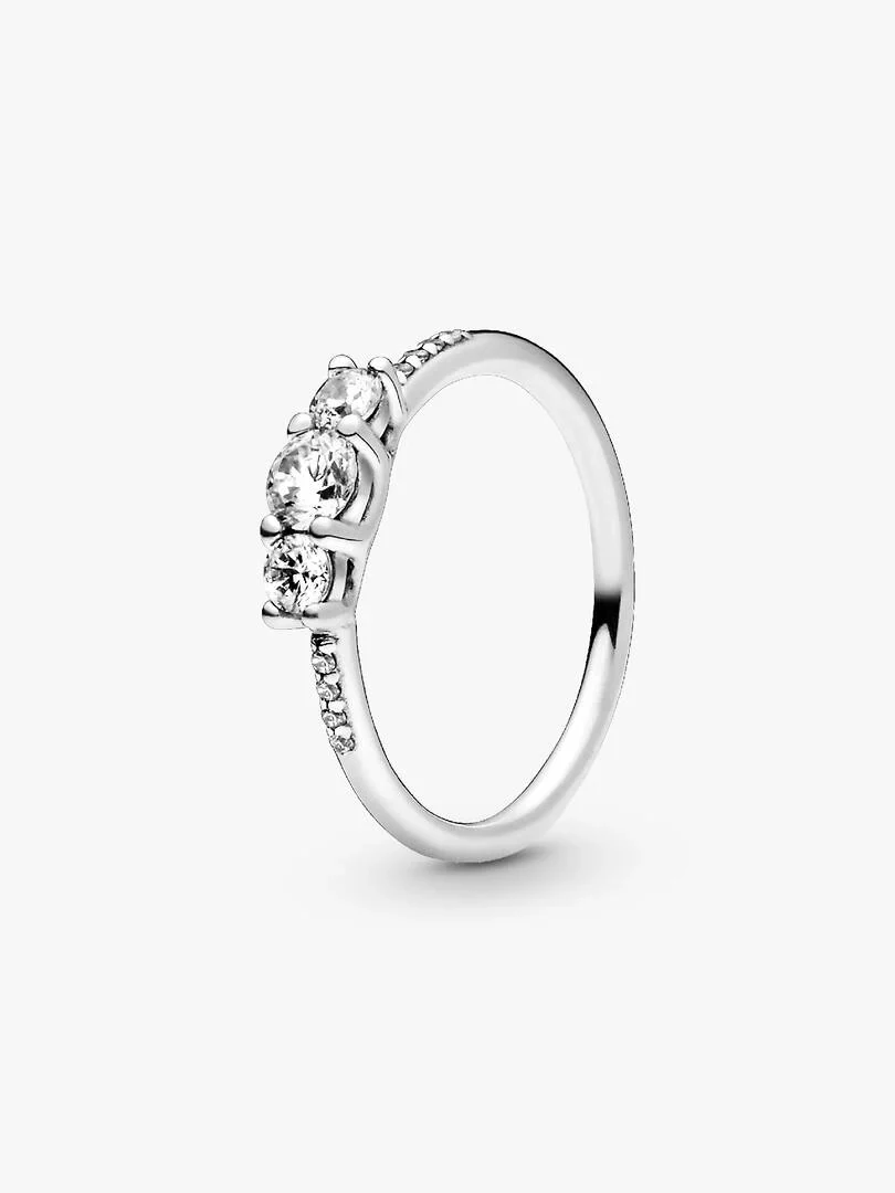 Bague en argent avec zircons vue de profil, fond blanc pur.