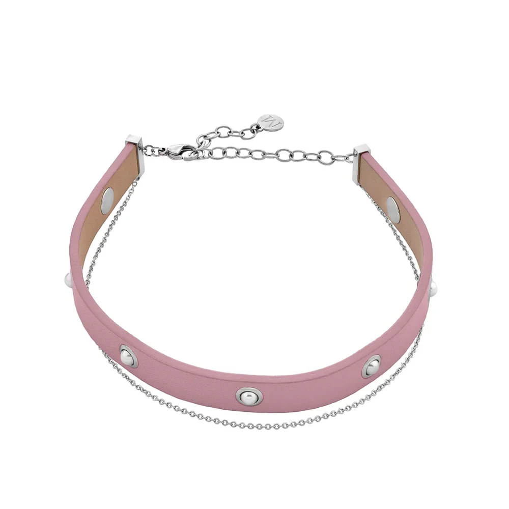 Choker en cuir rose avec perles et chaîne fine, vue de face en angle sur fond blanc.