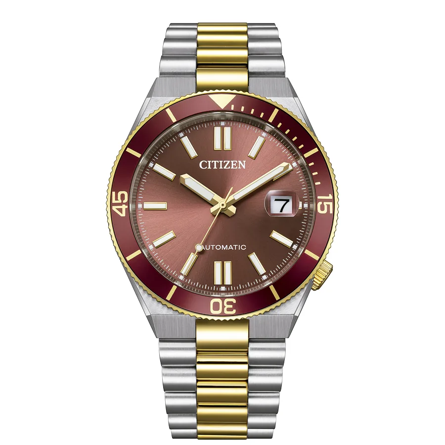 Vista frontal del reloj con esfera y bisel rojos, brazalete bicolor de acero, sobre fondo blanco.