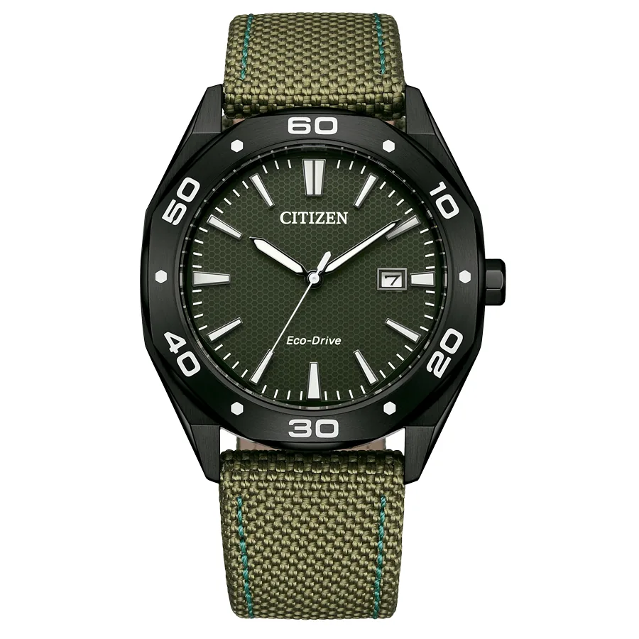Vista frontal del reloj con esfera verde y correa de nylon, centrado sobre fondo blanco.