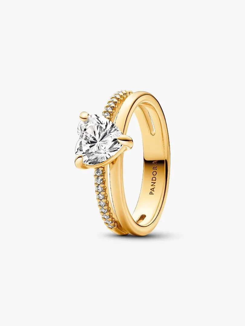 Doppelreif-Ring mit herzförmigem Mittelstein, Seitenansicht im Winkel auf weißem Hintergrund.