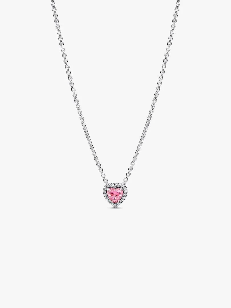 Collier avec pendentif cœur rose sur fond blanc, vue frontale centrée.