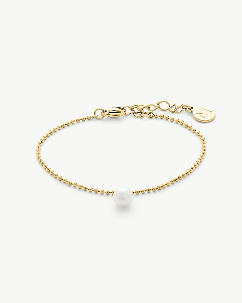 Goldene Gliederarmband mit einer weißen Perle, Frontansicht auf reinweißem Hintergrund.