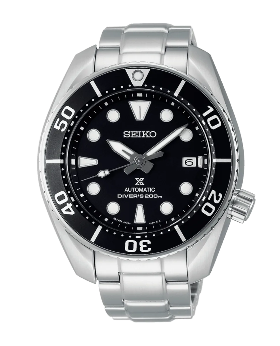 Vista frontal centrada del reloj sobre fondo blanco, mostrando la esfera negra y el brazalete de acero.