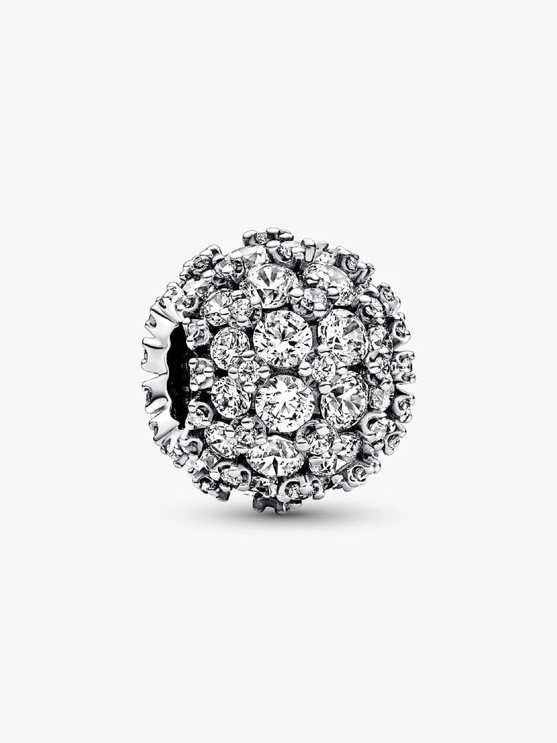 Bolvormige zilveren charm met pavé van zirkonia, vooraanzicht op witte achtergrond.